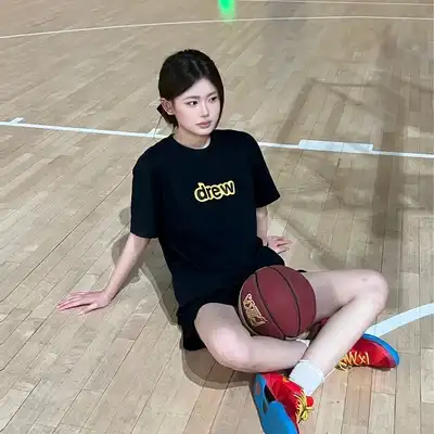 陆伟英